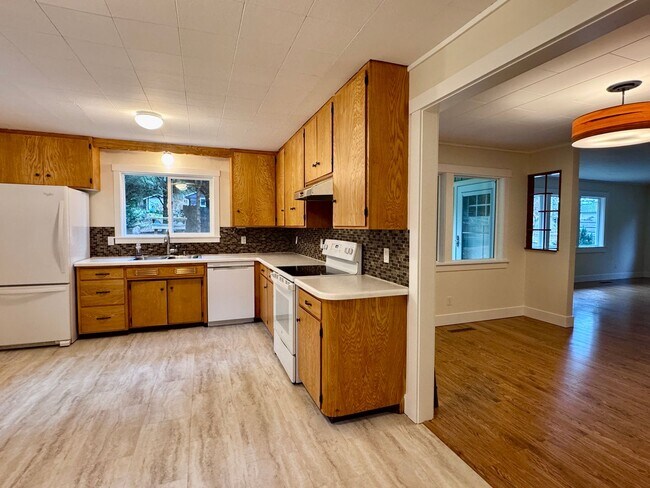 Foto del edificio - Location Location Location....plus a darling one story cottage