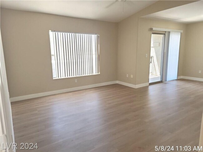 Building Photo - FANATASTIC 3 BED 2 BATH 2ND FLOOR UNIT IN ...