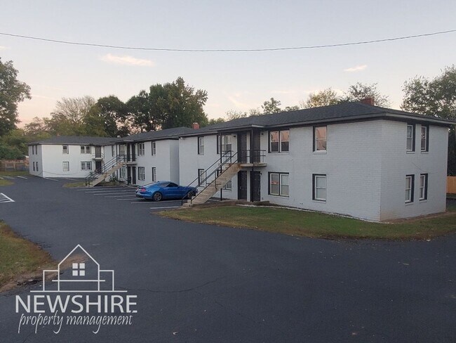 Foto del edificio - Hampton Avenue Apartments — Comfortable Greenville Living Close to Everything