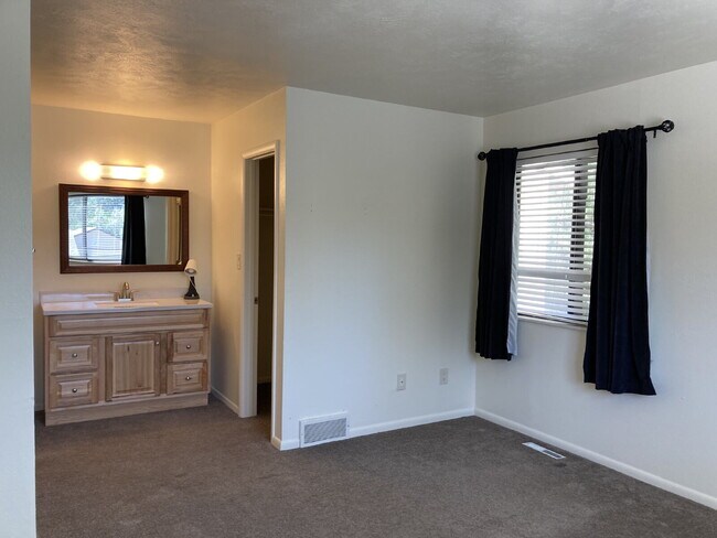 Building Photo - "Experience Comfort and Convenience: Spacious 2-Bed, 2-Bath Retreat in Boulder!"
