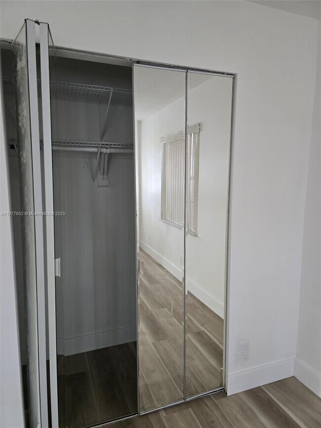 Foto del edificio - 9165 SW 18th St