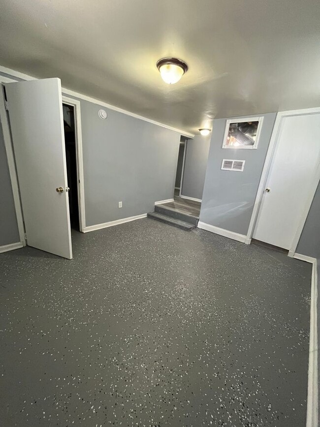 Building Photo - 2 Bedroom 1 Bathroom house in Calumet Park...
