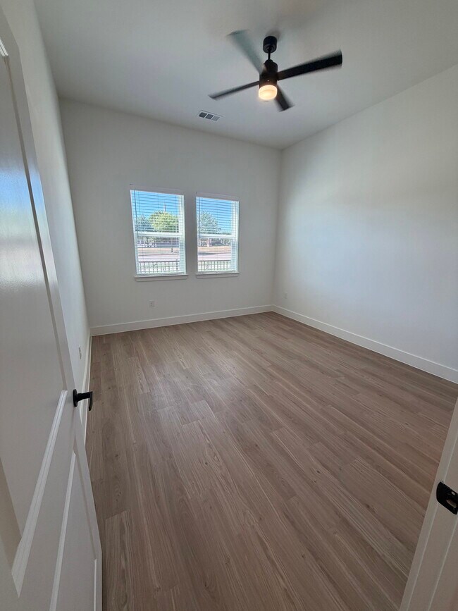 Building Photo - 2211 E University Dr