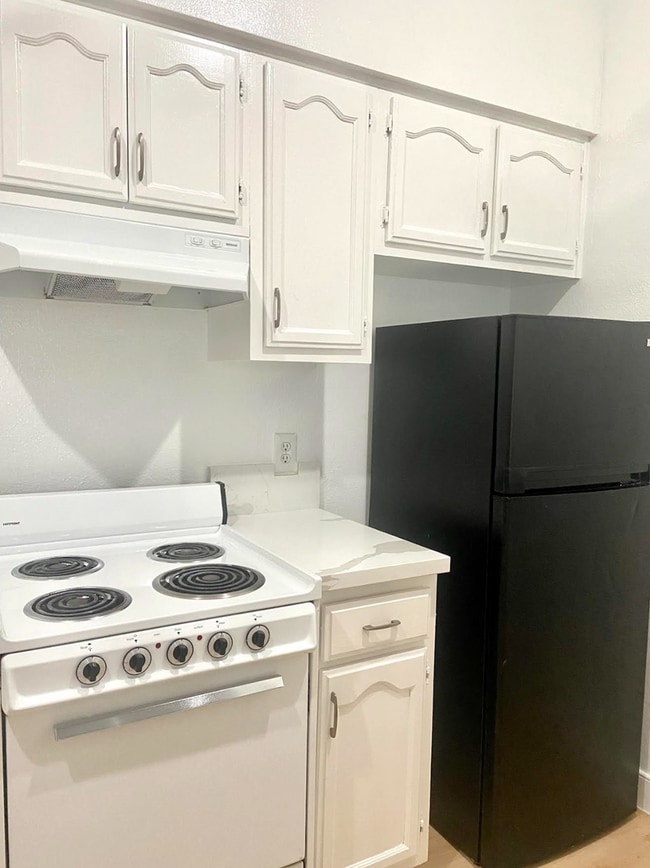 Building Photo - Beautiful Renovated Studio Apartment with ...
