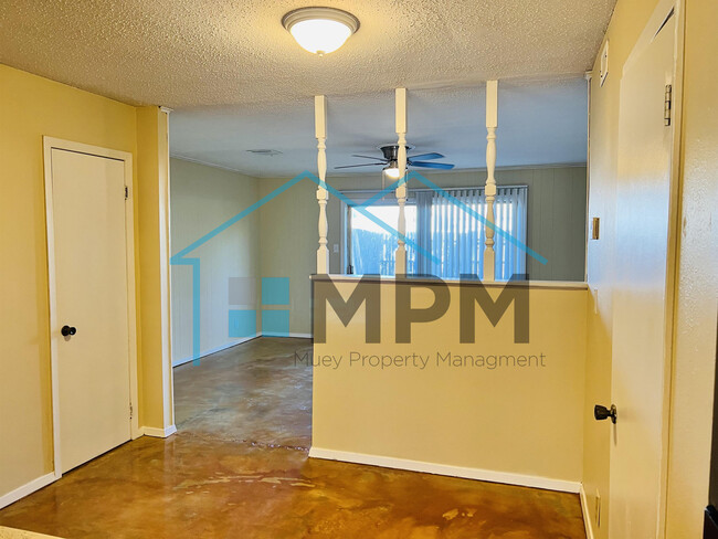 Building Photo - 66 W Elmwood Dr