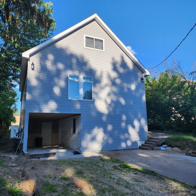 Foto del edificio - 724 1st Ave NW
