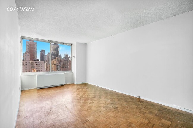 Building Photo - 404 E 79th St