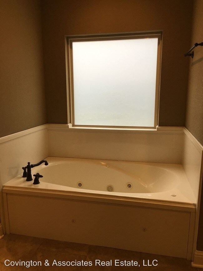 Foto del edificio - 5 br, 3 bath House - 12193 Canterbury Park Dr