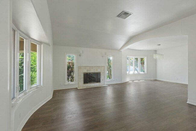 Foto del edificio - Elegant 5-Bedroom Estate with Pool in Prime Woodland Hills