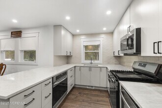 Building Photo - 741 Lakehurst Ave