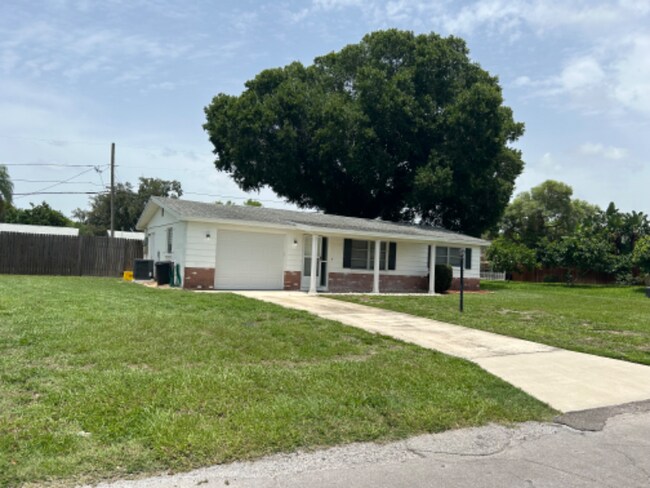 Building Photo - 4933 Manor Dr