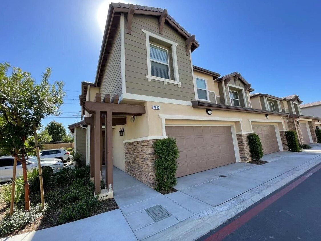 Primary Photo - Stylish 5 Bed/3 Bath Townhome In The Heart...
