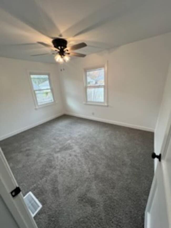 Building Photo - 706 Outer Park Dr