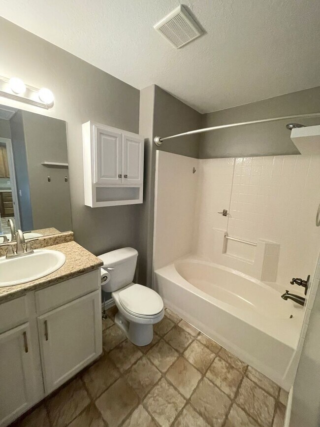 Building Photo - Pet Friendly Condo! 2 Bed 1 Bath for Rent ...