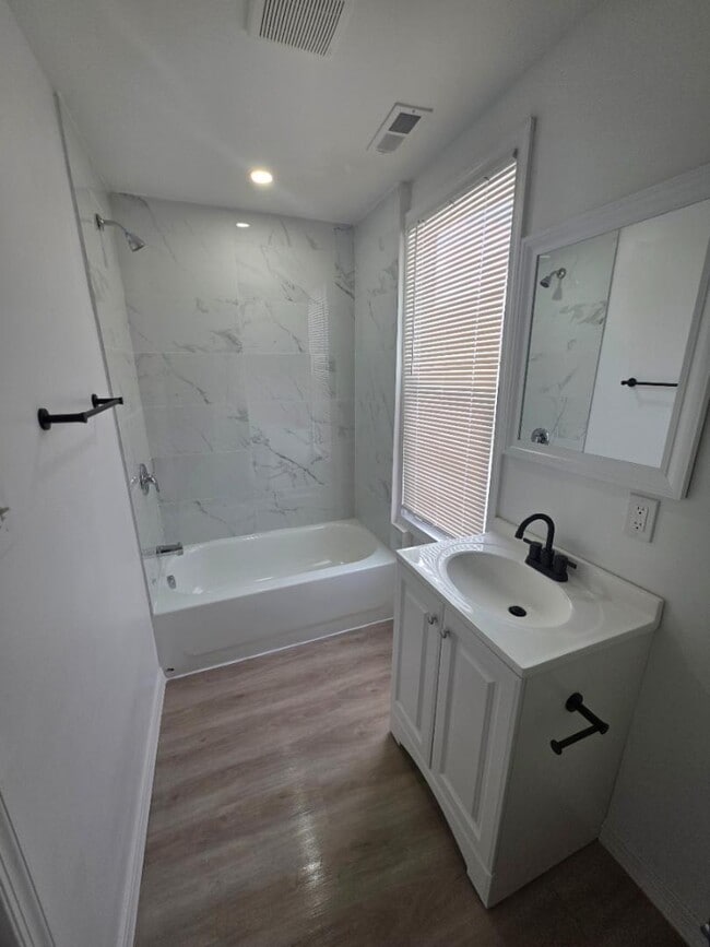 Building Photo - 2442 Sunset Ave