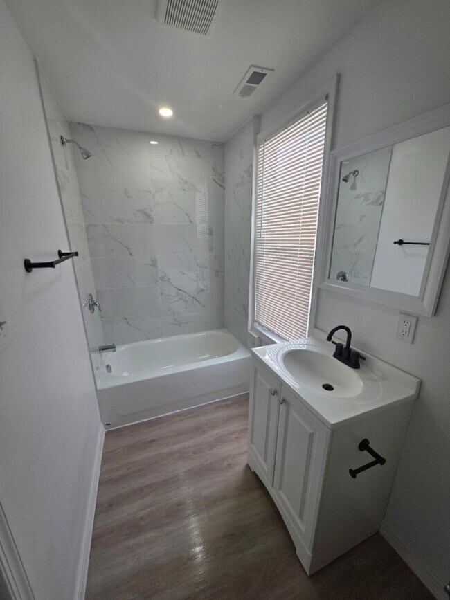 Foto del edificio - 2442 Sunset Ave