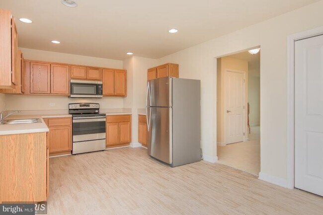 Building Photo - 527 Hotchkiss Dr