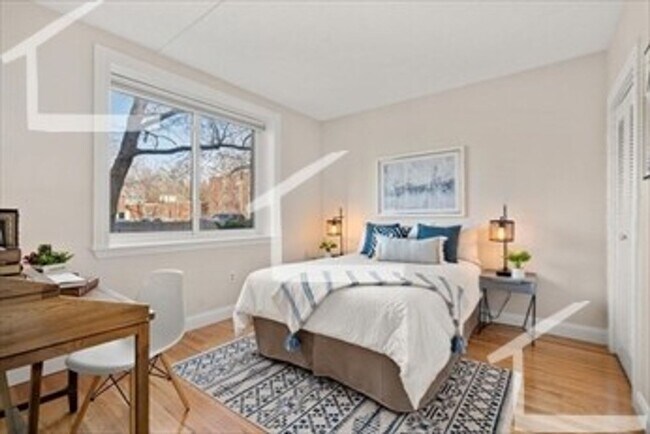 Foto del edificio - Unique Coolidge Corner Condo for Rent