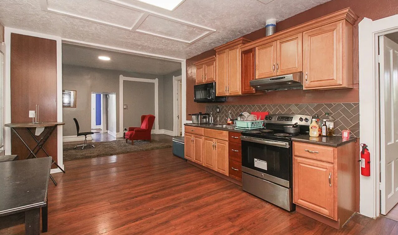 11709 Ashbury Ave Cleveland, OH 44106 – photo 4