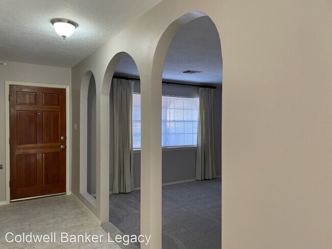 4 br, 2 bath House - 3808 Madrid Dr NE photo'