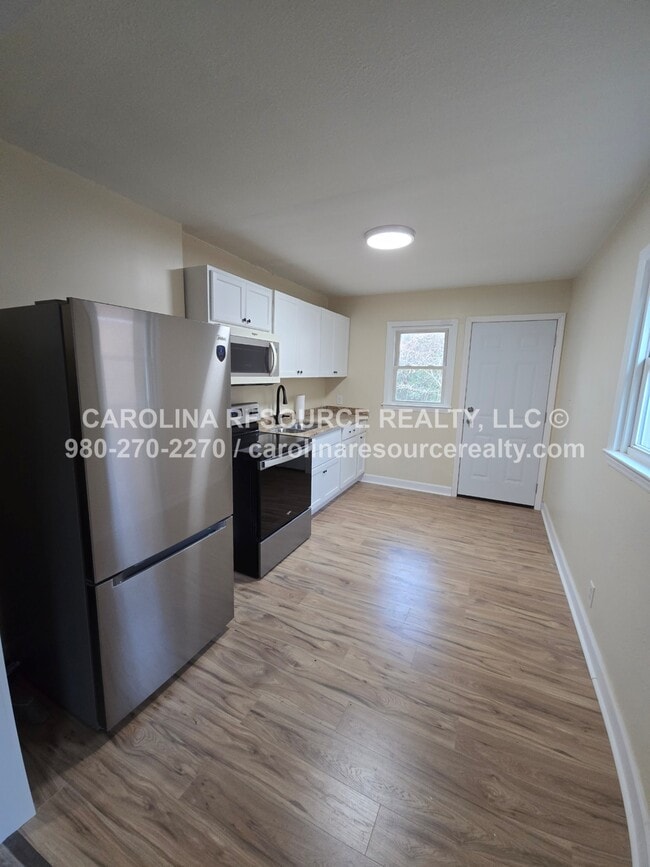 Building Photo - 638 Miller St