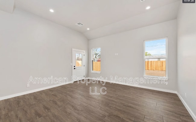Building Photo - 311 N Choctaw Ave