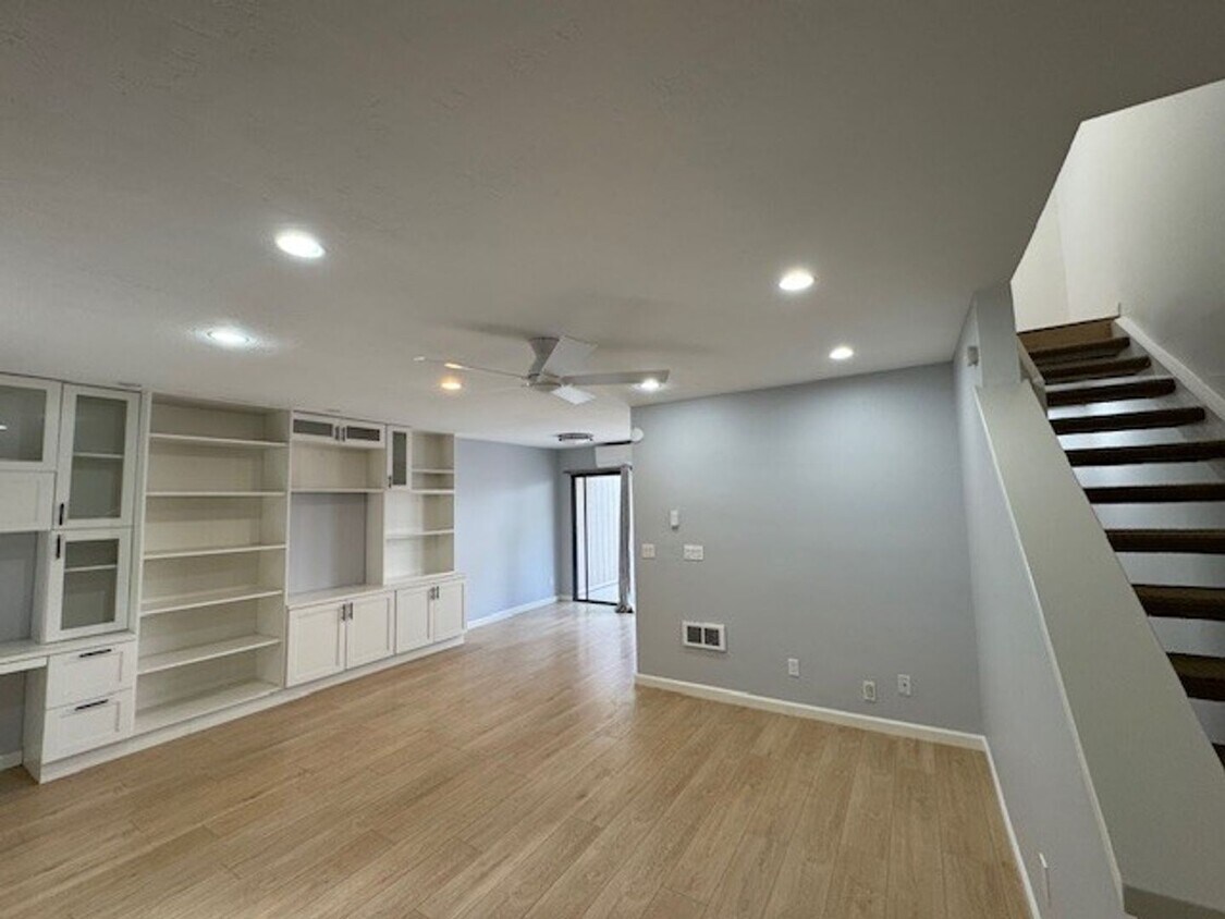 Foto principal - Spacious Tri Level 2Bed 2Bath Condo in Bay Ho