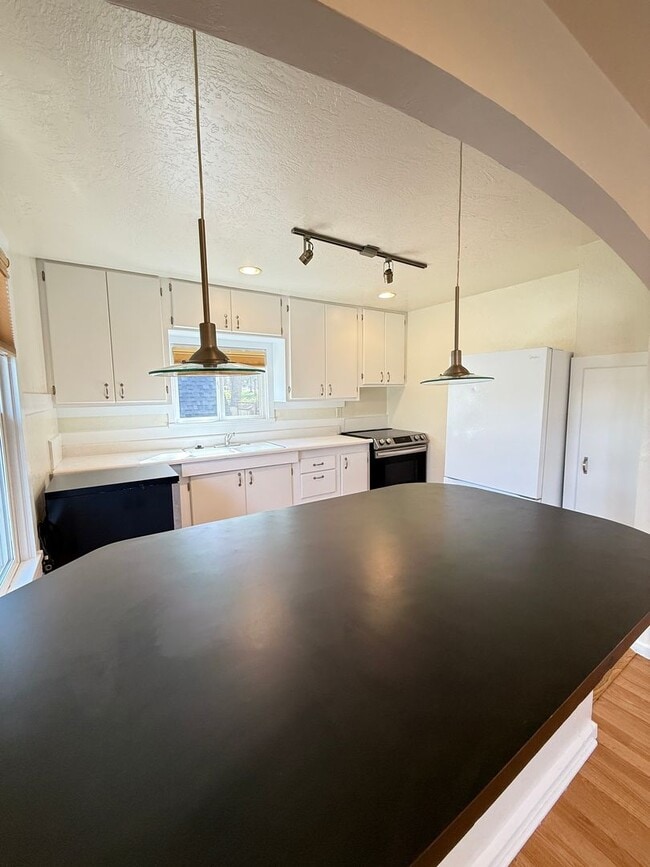 Building Photo - 171 Alida St