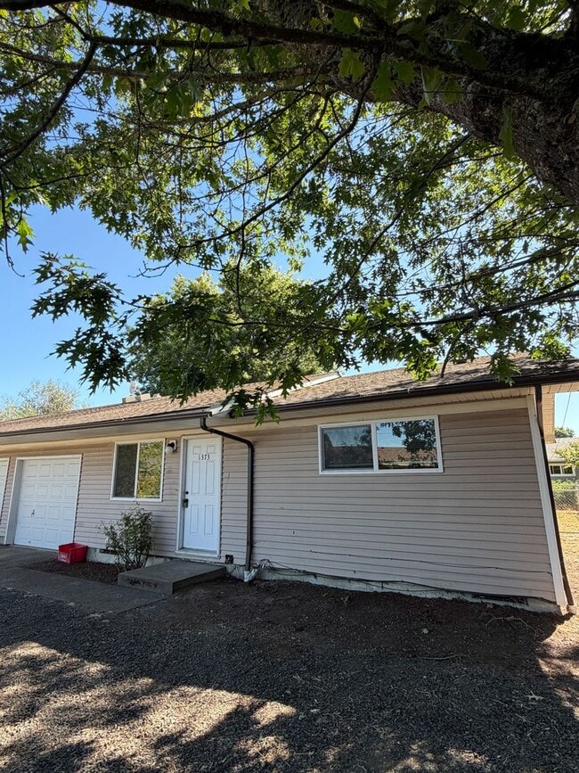 Building Photo - 1373 SE 27th Ave