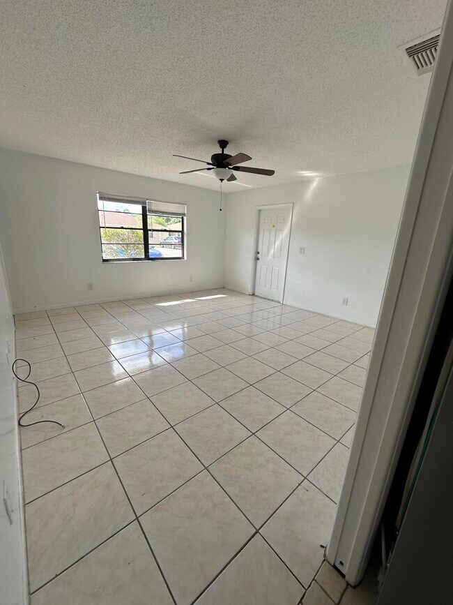 Foto del edificio - 1201 White Pine Dr
