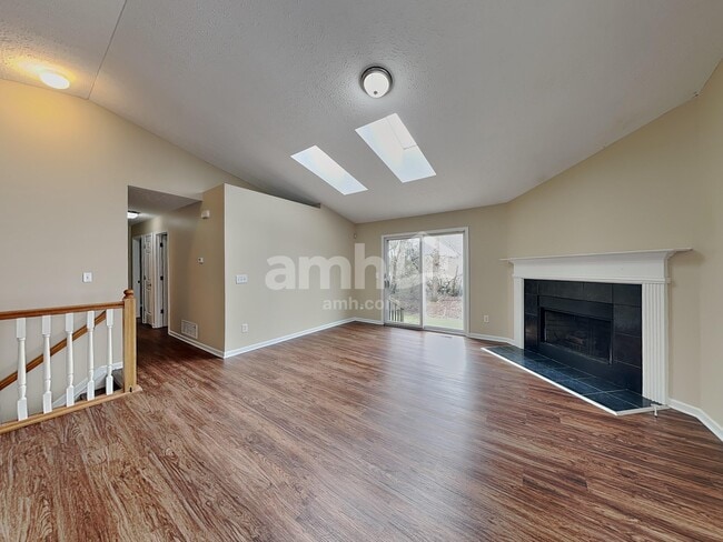 Building Photo - 2855 Southfield Village Dr
