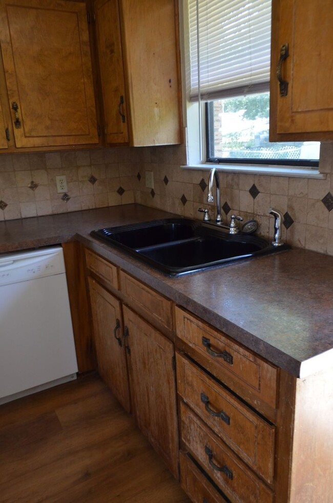 Building Photo - 205 Horseshoe Dr