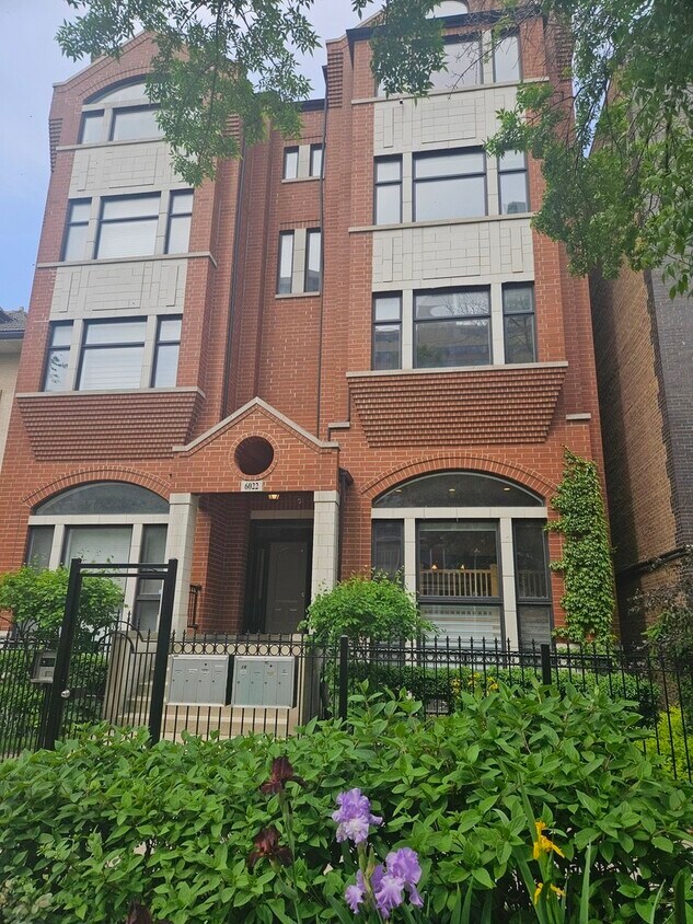 Primary Photo - 6022 N Kenmore Ave