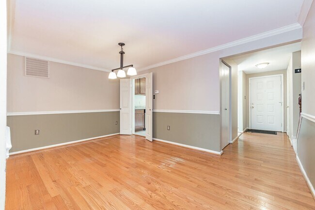 Building Photo - Well maintained 3-level 3Bd/2 full & 2 half bath TH in the sought-after Burke Centre!