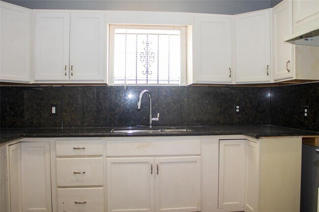 Building Photo - 5302 Anzio Rd