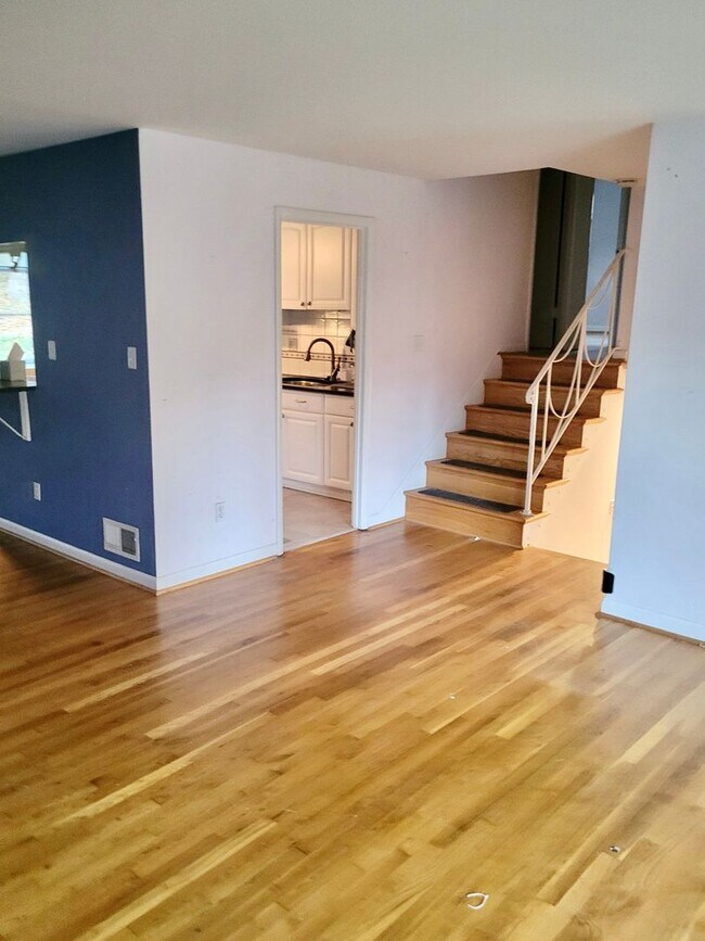 Building Photo - Amazing 3 BR/2.5 BA Single-Family Home in ...