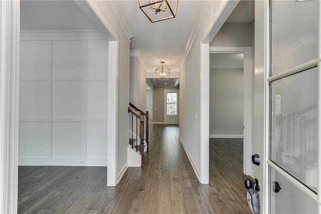 Building Photo - 5682 Meadow View Dr