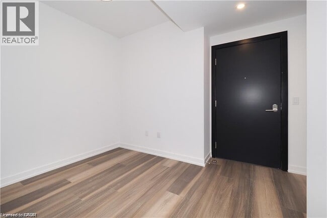 Building Photo - 15 Wellington St S