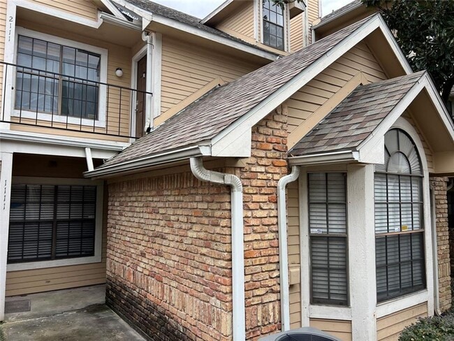 Spacious Ground Floor Unit in Quiet Locati... - Spacious Ground Floor Unit in Quiet Locati... House