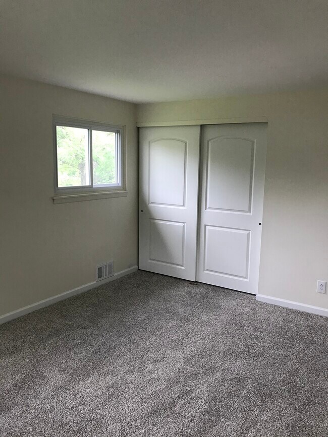 Large bedrooms with closets - 29 Harwin Dr