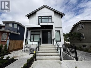 Building Photo - 945 E 28th Ave