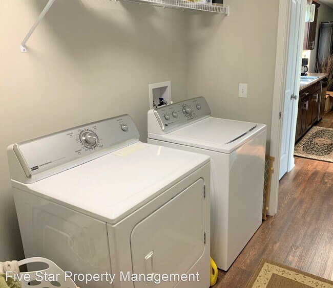 Foto del edificio - 3 br, 2 bath House - 3042 Midland Rd