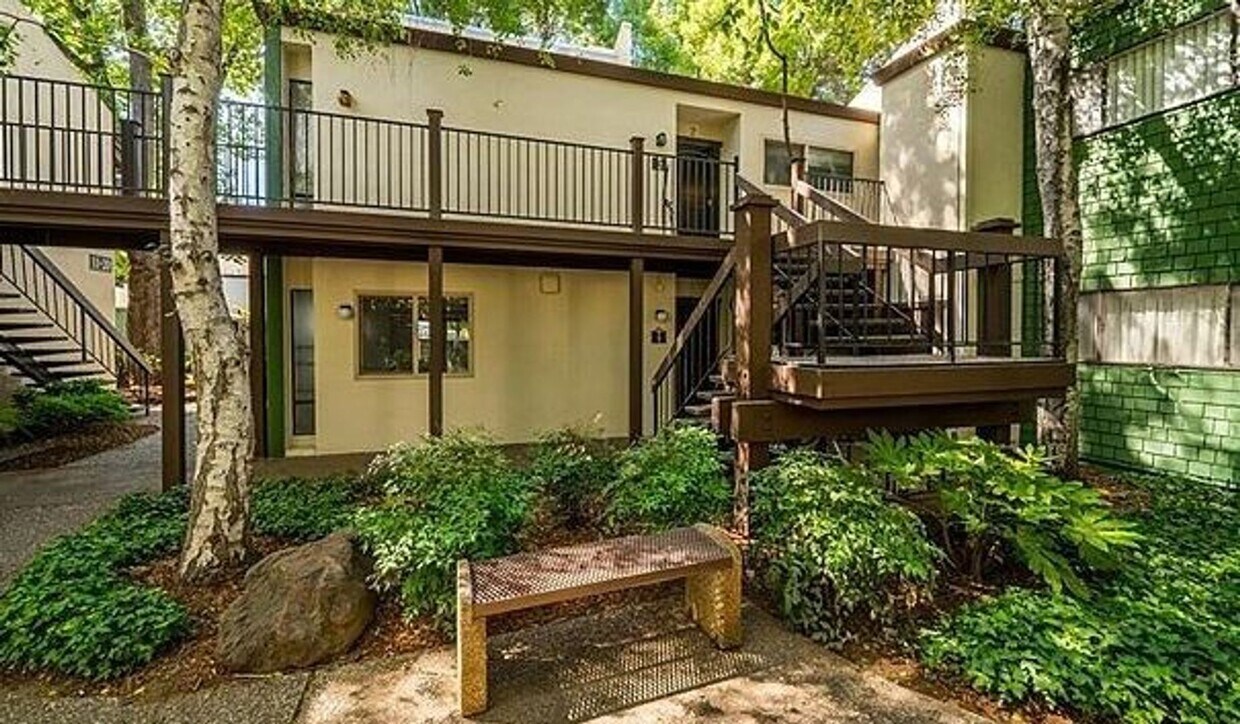 Building Photo - 555 Vallombrosa Ave