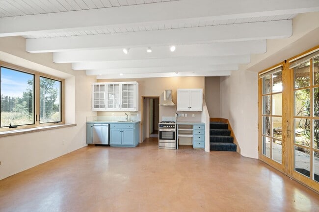 Building Photo - Rustic Loft-Style Home in Arroyo Hondo