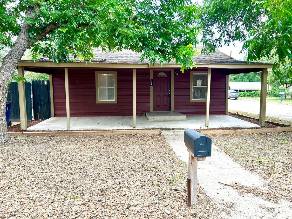 Primary Photo - AVAILABLE NOW! Corner Lot 3 Bedroom / 1.5 ...