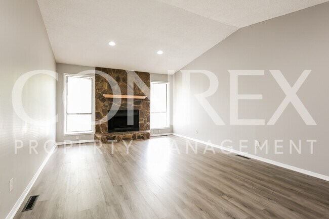 Building Photo - Spacious 4 Bedroom