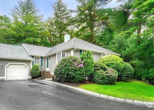 End Unit w/ Attached Garage - 501 Lexington St
