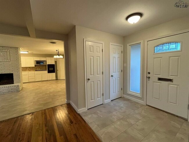 Building Photo - 2711 Chase Dr