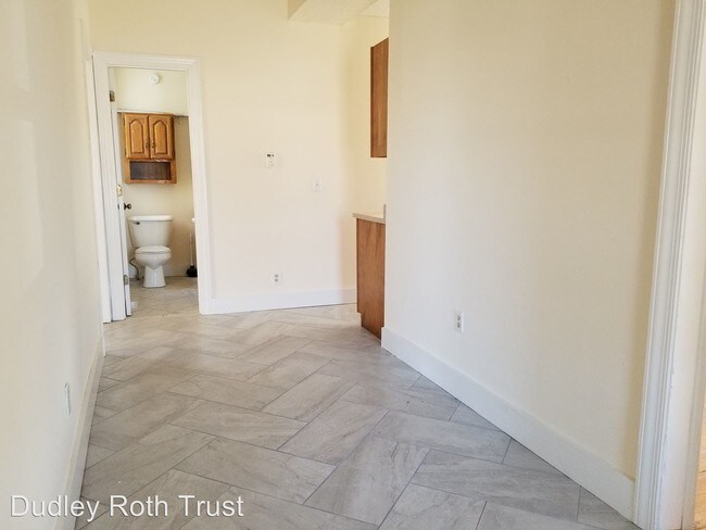 Building Photo - 2 br, 1 bath Apartment - 402 N 10th A