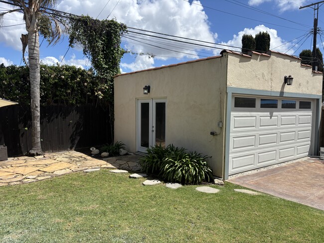 Private Flex Room /Garage - 1248 S Rimpau Blvd